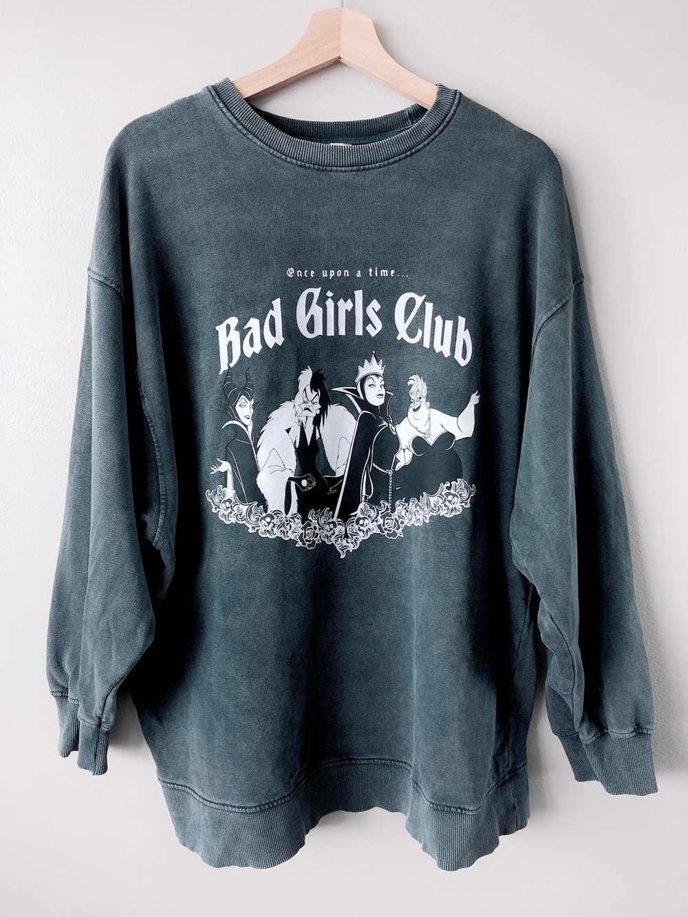 FIRM PRICE Disney Villains Bad Girls Club Graphic Crewneck Sweater washed grey